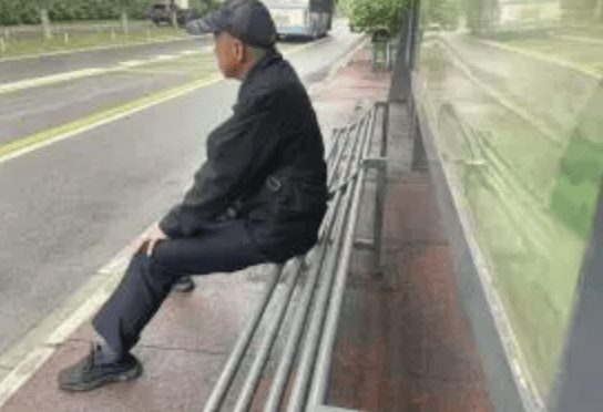 个交通局回应：未来不再建此类座椅凯发一触即发长沙公交站椅只能坐半