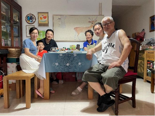 小圆桌跟着我们搬了3次家都不舍得扔凯发k8国际家庭相册㉓｜我家的这张(图3)