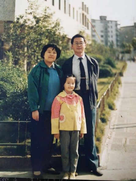 小圆桌跟着我们搬了3次家都不舍得扔凯发k8国际家庭相册㉓｜我家的这张(图6)